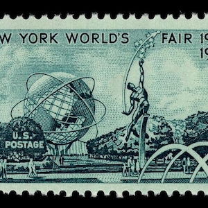 以下が含まれることがあります： 「NEW YORK WORLD'S FAIR 1964 1965」と「5c U.S. POSTAGE」の文字が書かれた緑と白のアメリカの切手。切手には、地球儀の彫刻であるユニスフィアと、月を模したスタイリッシュな表現に向かって手を伸ばしている人物のスタイリッシュな画像が描かれています。