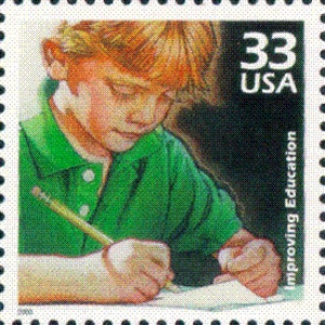 Könnte beinhalten: Eine 33 Cent Briefmarke der Vereinigten Staaten mit einem Kind, das mit einem Bleistift schreibt. Die Marke trägt den Text "Improving Education" und "33 USA".