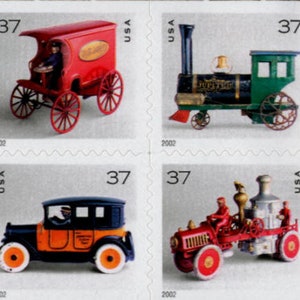 Puede incluir: Cuatro sellos de juguetes vintage que representan un camión de reparto rojo, un tren de juguete azul y verde, un coche de juguete azul y naranja y un camión de bomberos de juguete rojo y blanco. Cada sello presenta el año 2002 y el número 37.