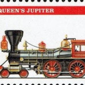 Puede incluir: Un sello postal estadounidense de 29 centavos que representa una locomotora de vapor vintage roja, negra y dorada llamada "McQUEEN'S JUPITER". El sello se emitió en 1868.