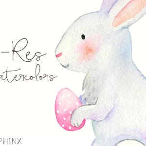 Pode incluir: Uma ilustra&ccedil;&atilde;o em aquarela de um coelho branco segurando um ovo de P&aacute;scoa rosa com bolinhas brancas. O coelho tem o nariz rosa e uma orelha rosa. O texto "Hi-Res watercolors" est&aacute; escrito em preto no topo da imagem. O texto "PAPER SPHINX" est&aacute; escrito em preto na parte inferior da imagem.