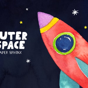 Pu&ograve; includere: Illustrazione ad acquerello di un razzo rosso con naso viola, dettagli gialli e un obl&ograve; verde e blu, su sfondo blu scuro con stelle bianche, gialle e blu. Le parole "OUTER SPACE" e "PAPER SPHINX" sono in bianco.