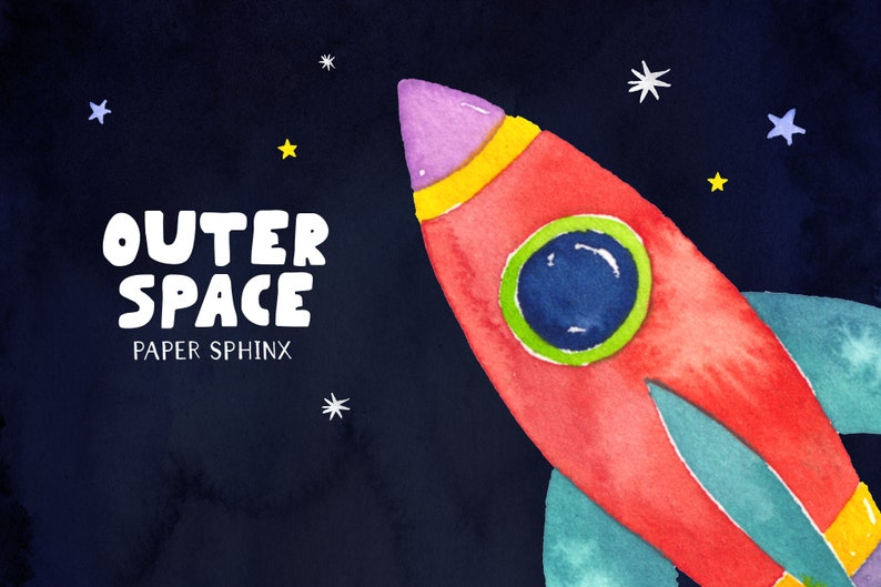 Pu&ograve; includere: Illustrazione ad acquerello di un razzo rosso con naso viola, dettagli gialli e un obl&ograve; verde e blu, su sfondo blu scuro con stelle bianche, gialle e blu. Le parole "OUTER SPACE" e "PAPER SPHINX" sono in bianco.