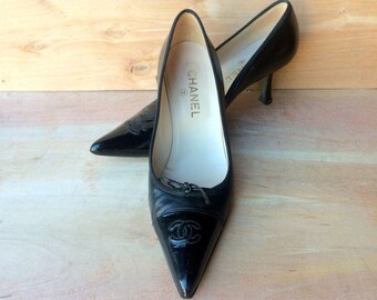 Vintage Chanel high heel pumps-black patent leather and smooth leather-CC logo-pointed toe-small bow tie- sustainable