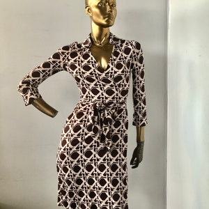 sz 2 Diane von Furstenberg vintage 90s silk knit dress-brown and cream color abstract print-this artful dress is surefire  summer pick me up