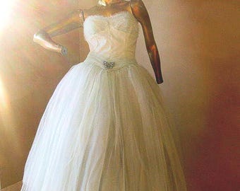 Este impresionante vestido vintage de fiesta de los años 50 te ayudará a deslumbrar con estilo. Talla pequeña.