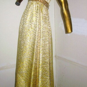 Siéntete como de la realeza con este precioso vestido vintage de brocado brillante amarillo y dorado de los años 60, talla M, de Palm Royals Fashion. imagen 4