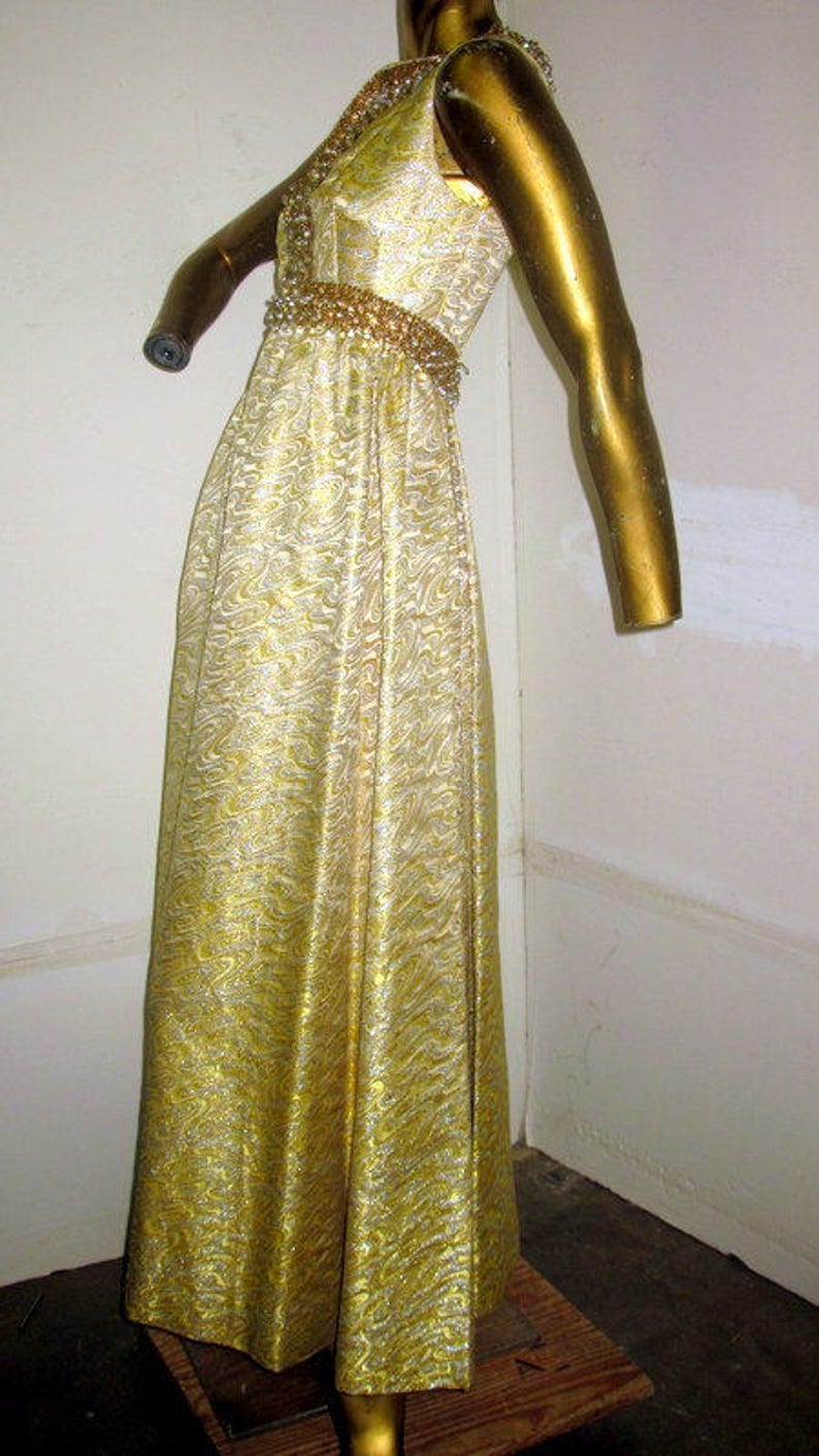 Siéntete como de la realeza con este precioso vestido vintage de brocado brillante amarillo y dorado de los años 60, talla M, de Palm Royals Fashion. imagen 4