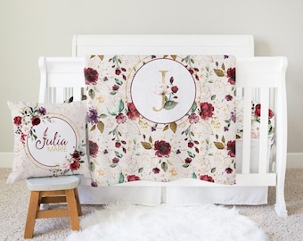 Beddengoedset met bordeauxrode bloemen: gepersonaliseerd babydekentje, vintage babykamer