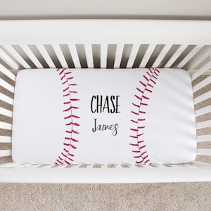 Personalizowane prześcieradło do łóżeczka z motywem baseballa: pościel dla chłopca