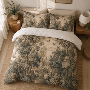 Op de afbeelding: Een beddengoedset bestaande uit een dekbedovertrek en twee kussenslopen met een beige en donkergroen toile de jouy-patroon. Het ontwerp toont een landschap met dichte bomen, vliegende vogels en kraanvogels, afgewerkt met een witte rand.