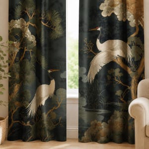 Könnte beinhalten: Ein Paar bodenlange Vorhänge mit dunklem Hintergrund und einem Druckmuster aus weißen Kranichen, goldbraunen Kiefern und weichen Wolken. Das Design zeigt die Vögel im Flug und auf Ästen sitzend in einer detaillierten Landschaft.