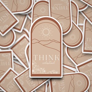 Puede incluir: Una pila de pegatinas con fondo marrón y texto blanco que dice "THINK celestial". Las pegatinas presentan un sol, montañas y diseños florales.