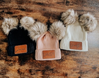 L'ORIGINAL chapeau enfant personnalisé, chapeau d'hiver avec nom personnalisé, double pompon, chapeau d'hiver, bonnet en tricot personnalisé, chapeau fille à pompon,