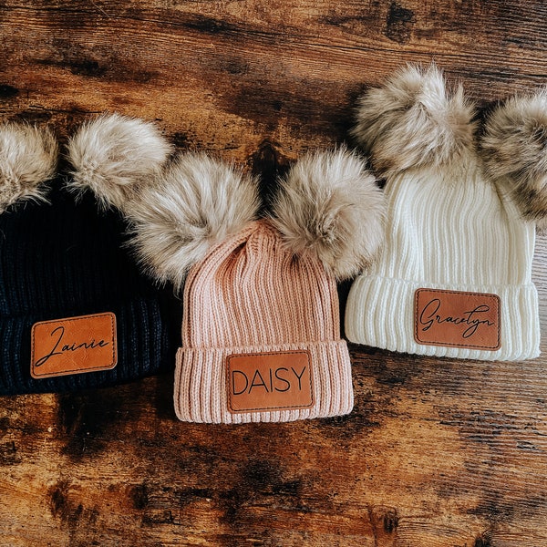 L'ORIGINAL chapeau enfant personnalisé, chapeau d'hiver avec nom personnalisé, double pompon, chapeau d'hiver, bonnet en tricot personnalisé, chapeau fille à pompon,