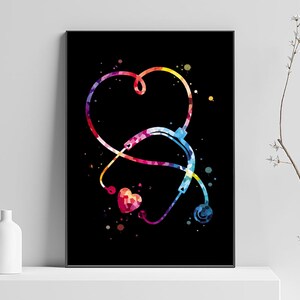Puede incluir: Un cuadro decorativo rectangular que muestra un estetoscopio en un estilo de acuarela geométrica multicolor sobre un fondo negro sólido. El tubo del estetoscopio forma un corazón, acompañado por un pequeño icono de corazón facetado.