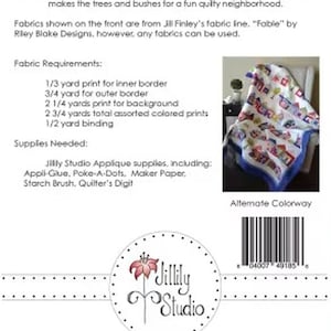 Op de afbeelding: Een quiltpatroondocument getiteld Tiny House Craze door Jill Finley. Het bevat de stofvereisten in yards, benodigde materialen en een kleine foto van een afgewerkte quilt met kleurrijke huisblokken en een blauwe rand, plus een streepjescode.