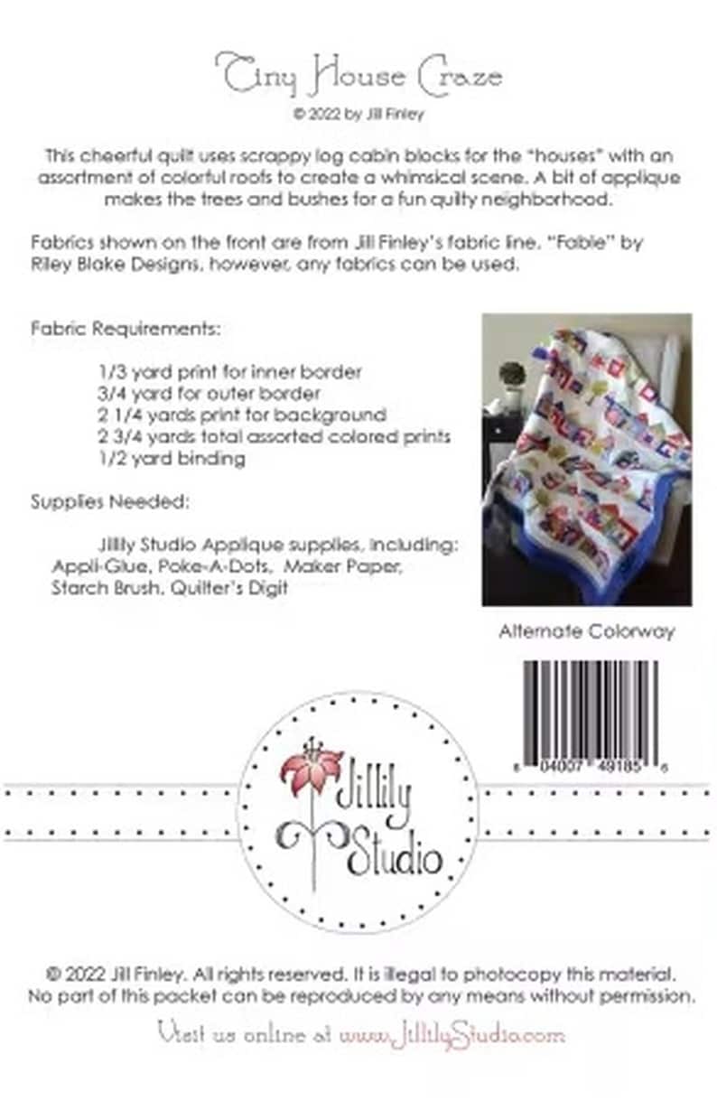 Op de afbeelding: Een quiltpatroondocument getiteld Tiny House Craze door Jill Finley. Het bevat de stofvereisten in yards, benodigde materialen en een kleine foto van een afgewerkte quilt met kleurrijke huisblokken en een blauwe rand, plus een streepjescode.