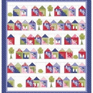 Op de afbeelding: Een quilt met een herhalend patroon van kleurrijke stoffen huisjes en groene bomen, gerangschikt in rijen op een witte achtergrond met een gestippelde textuur. Het geheel is omlijst door een donkerblauwe rand met witte stippen.