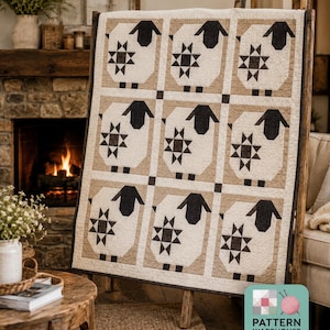 Op de afbeelding: Een quilt met een raster van negen schaapblokken, elk met een zwarte kop en een sterpatroon op het lichaam in tinten crème, beige en zwart. De rechterbenedenhoek toont een logo met de tekst PATTERN WAREHOUSE QUILTING CROCHET LONGARM.