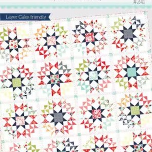 Puede incluir: Un patrón de edredón titulado Daybreak de Thimble Blossoms, Camille Roskelley, #241. El diseño presenta una cuadrícula de dieciséis bloques de estrellas en rojo, azul marino, blanco, verde y estampados florales. Se lee Layer Cake friendly.