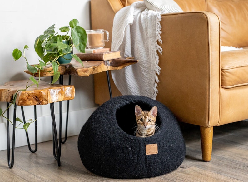 MEILLEUR lit pour chat ESTHÉTIQUE Feutre de laine mérinos naturel biologique DOUX, sains, mignons 1 Caverne moderne Cat Corner Style rond fait main Night Black