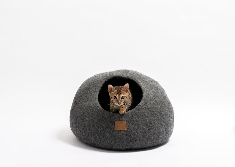 BEST AESTHETIC Cat Bed Natural Organic Merino Felt Wool SOFT, Wholesome, Cute 1 Modern Cat Corner Cave Handmade Round Style image 1