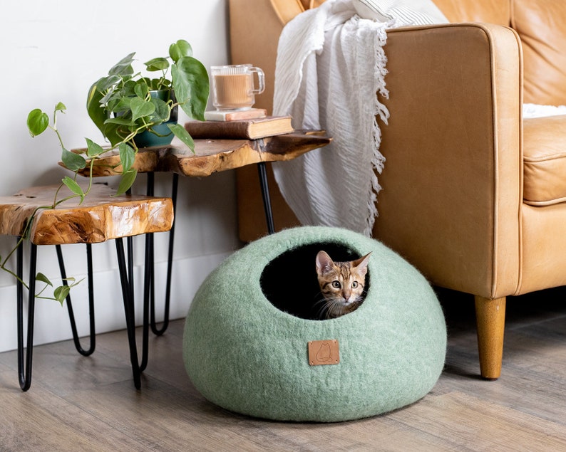 MEILLEUR lit pour chat ESTHÉTIQUE Feutre de laine mérinos naturel biologique DOUX, sains, mignons 1 Caverne moderne Cat Corner Style rond fait main Eucalyptus Green