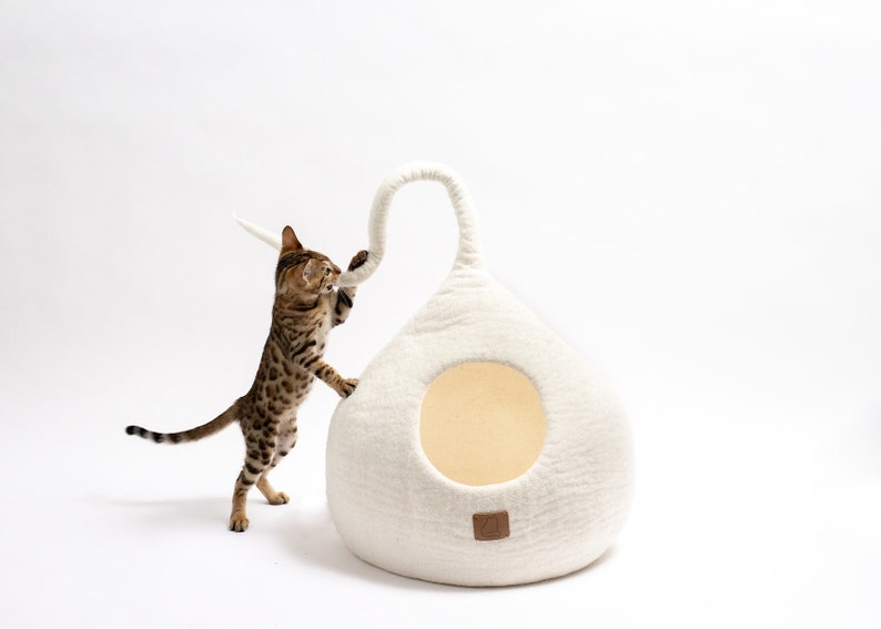 LUXURY Tall Tail Cat Bed Natural Organic Merino Felt Wool SOFT, Wholesome, Cute 1 Modern Cat Corner Cave Handmade, Aesthetic, Fun Snow White