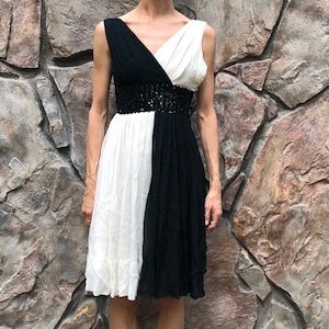 Vestido de fiesta de fiesta de dominó de gasa de seda en blanco y negro de los años 60