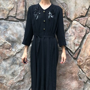 40er Schwarzes Rayon Abendkleid mit ausgefallenen Knöpfen und Pailletten-Detail