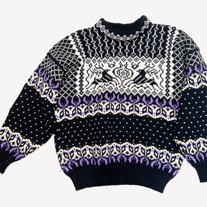 1980 年代の Dale of Norway//暖かい冬用セーター//オールウール//北欧の鹿のデザイン//レディース サイズ XS//黒と白に紫と黄色のアクセント