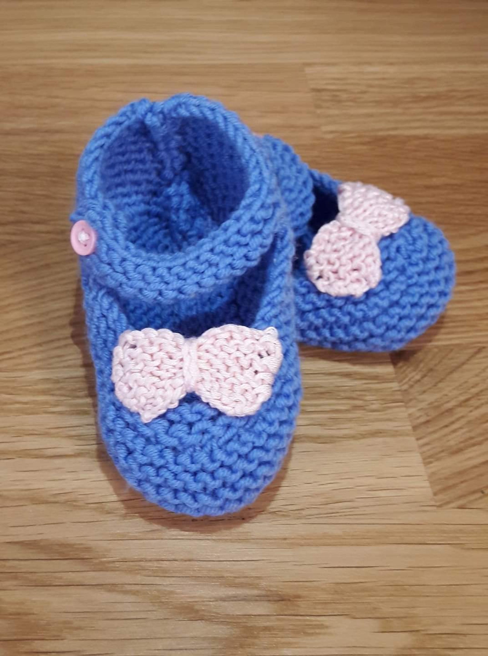 knitted baby booties, handmade baby girl ballet slippers in blue with pink bow, with strap and pink plastic button, gift idea, b