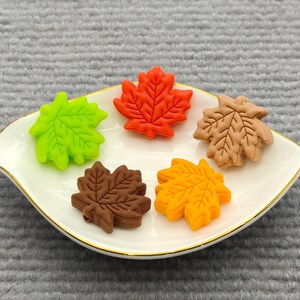 Silikonpärla Thanksgiving Maple Leaf Focal Bead för Pennarmband Halsband Nyckelringssnodd, Silikonpärla i Bulk DIY Berlockfynd ZS1733