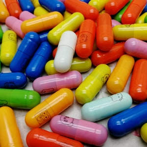 500 Stück mix Farbe wish Nachricht Tier Pill Charme Kapsel mit leere Papiernotiz innen , Kawaii glücklich geheim Liebe Pill Perle finden ZP0053