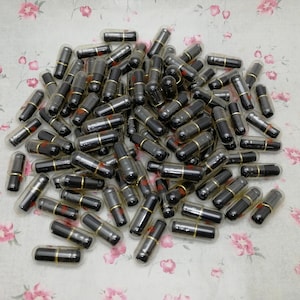 Ciondolo per capsula pillola con messaggio di desiderio a cuore di colore chiaro con nota di carta bianca di colore nero all'interno, perlina segreta di pillola d'amore segreta da 30/100/500 pezzi ZP0224