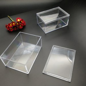Puede incluir: Tres cajas de plástico transparente de diferentes tamaños. Las cajas están vacías y tienen un ligero brillo.