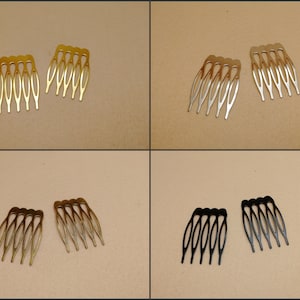 Pode incluir: Quatro pentes de cabelo dourados, dois de cada lado da imagem. Os pentes são de metal e têm um design simples com cinco dentes.
