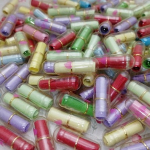 100 Stück klare Farbe Herz Wunsch Nachricht Pillenkapsel Charme mit Mix Color Blankopapier Notiz innen, ZP0105