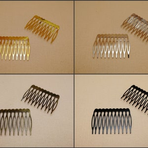 Pode incluir: Dois conjuntos de pentes de cabelo dourados, prateados e pretos. Cada conjunto tem dois pentes com um design decorativo.