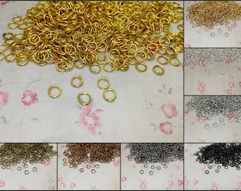 Puede incluir: Surtido de anillas de salto en varios colores, incluyendo oro, plata, bronce y negro. Las anillas de salto son pequeñas y redondas, y son perfectas para la elaboración de joyas.