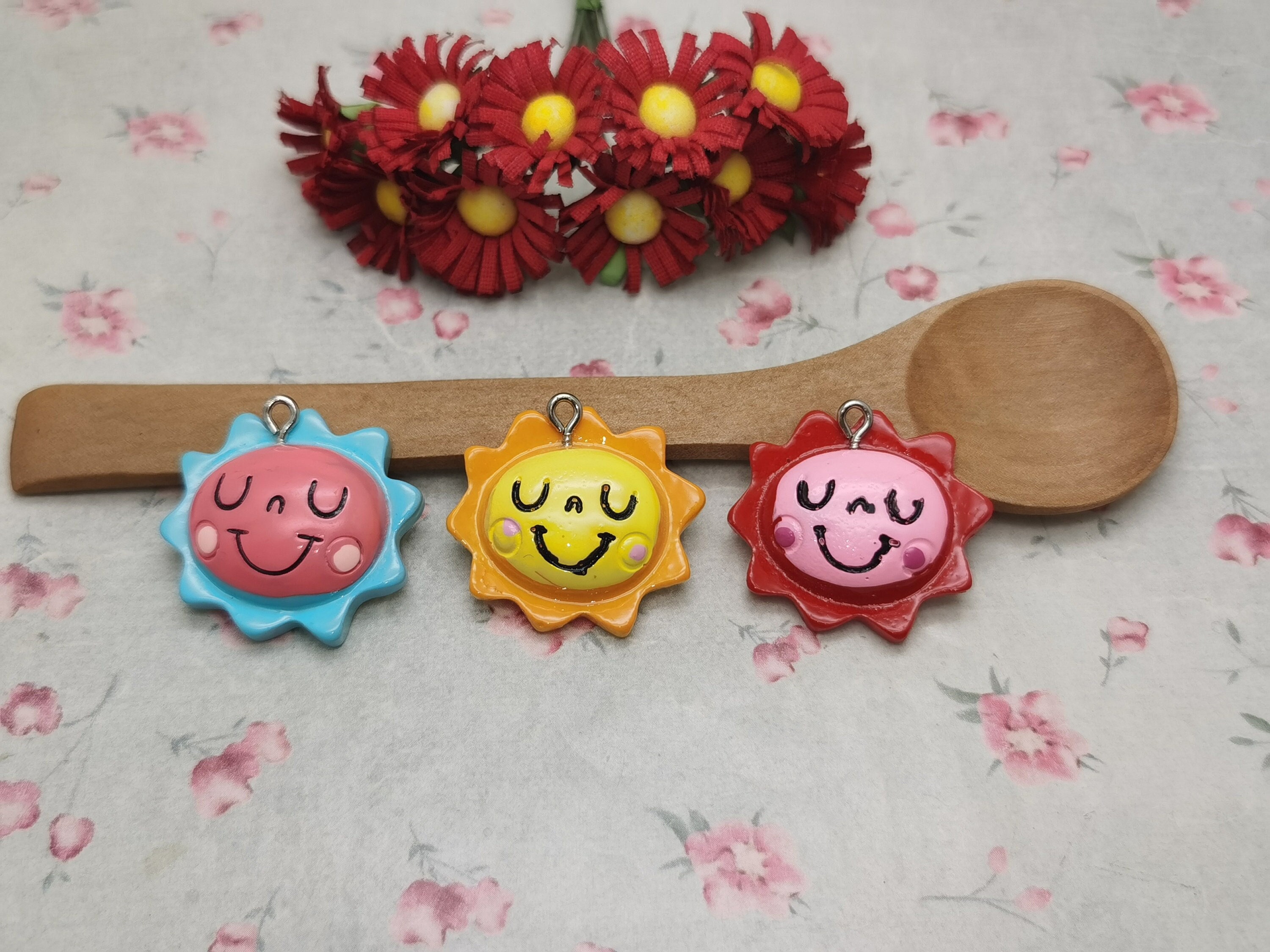 6/20 Pieces Plastic Smile Face Sun Flower Pendant Charm , Resin