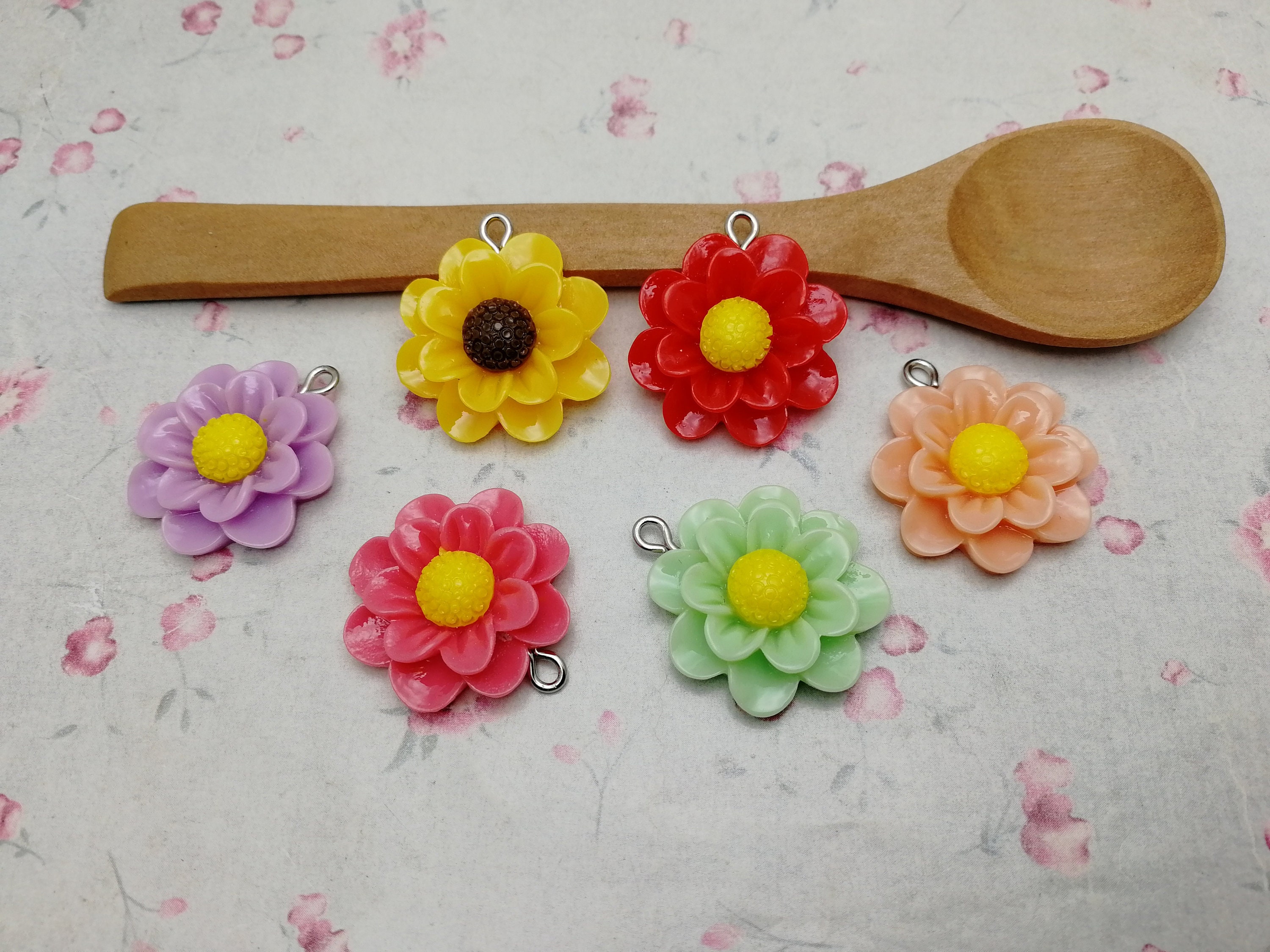 6/20 Pieces Plastic Flower Floral Blossom Pendant Charm , Resin