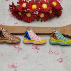 6/20 stuks plastic sneakers sport basketbalschoenen hanger charme, hars sieraden DIY vinden ketting oorbel decoratie accessoire, ZP0498