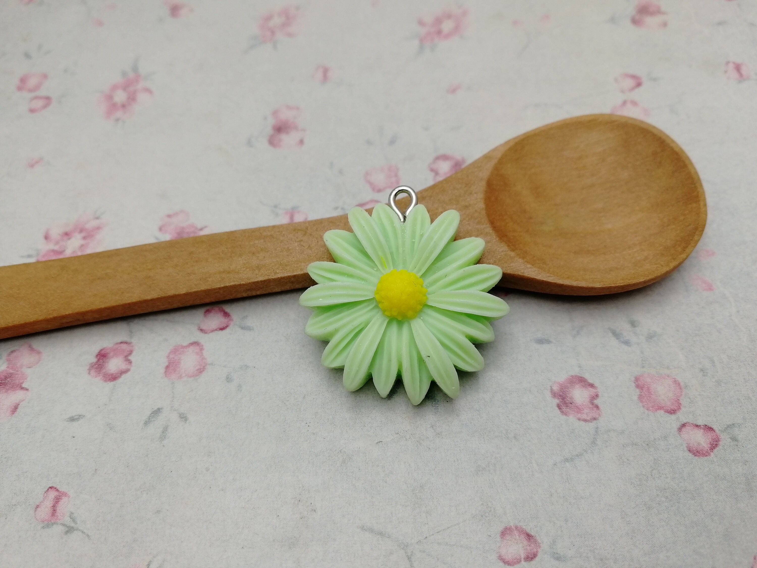 6/20 Pieces Plastic Flower Floral Blossom Pendant Charm , Resin