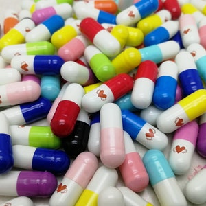 100 Stück Herzflügel Wunsch Nachricht Pillenkapsel Charme mit leerer Papiernotiz im Inneren, Mix Farbe geheime Liebe Note Pillenperle DIY finden ZP0087