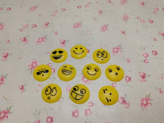 30 Pieces Plastic Face Emoji Expression Flat Back Cabochon Charm