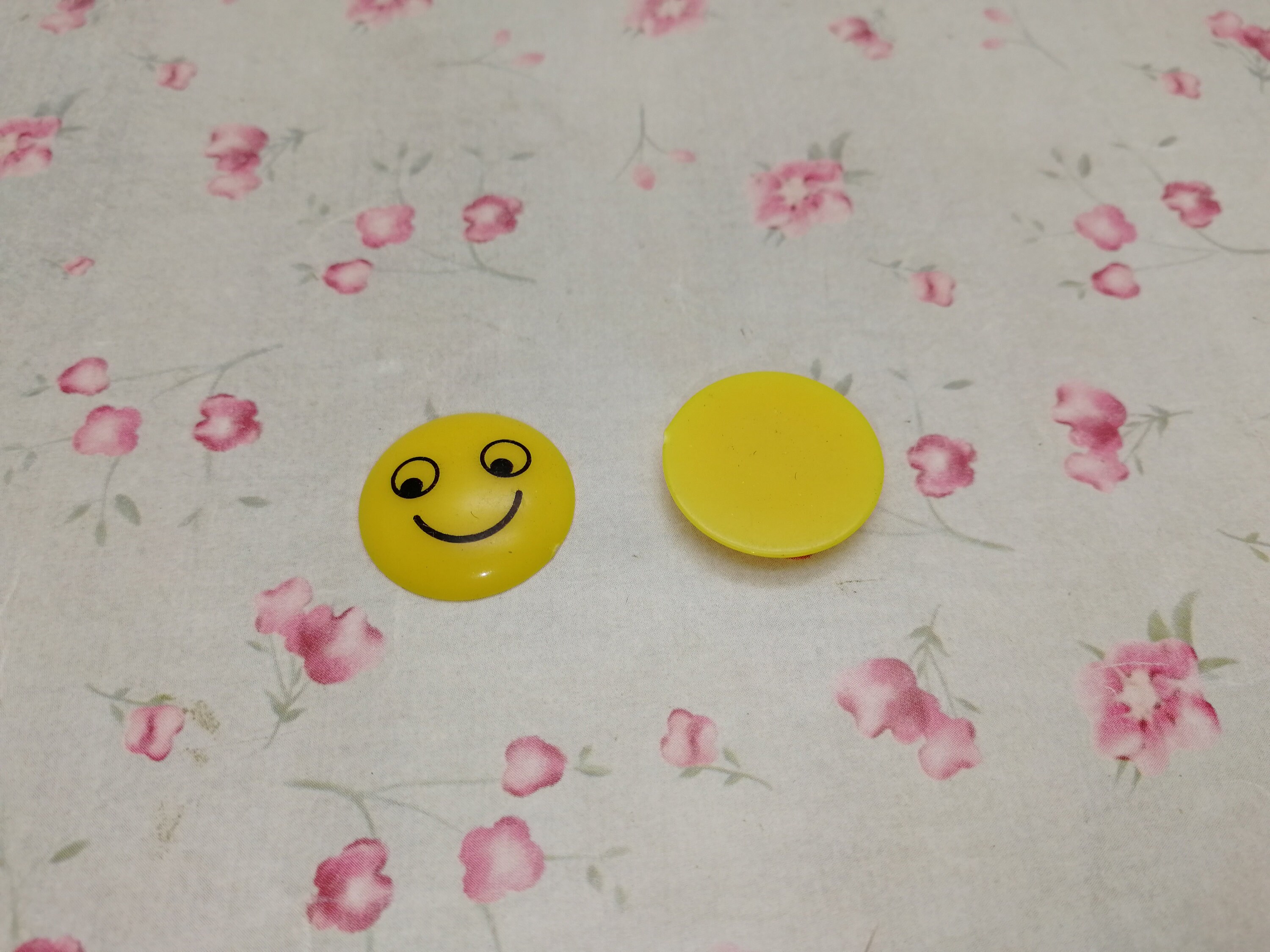 30 Pieces Plastic Face Emoji Expression Flat Back Cabochon Charm