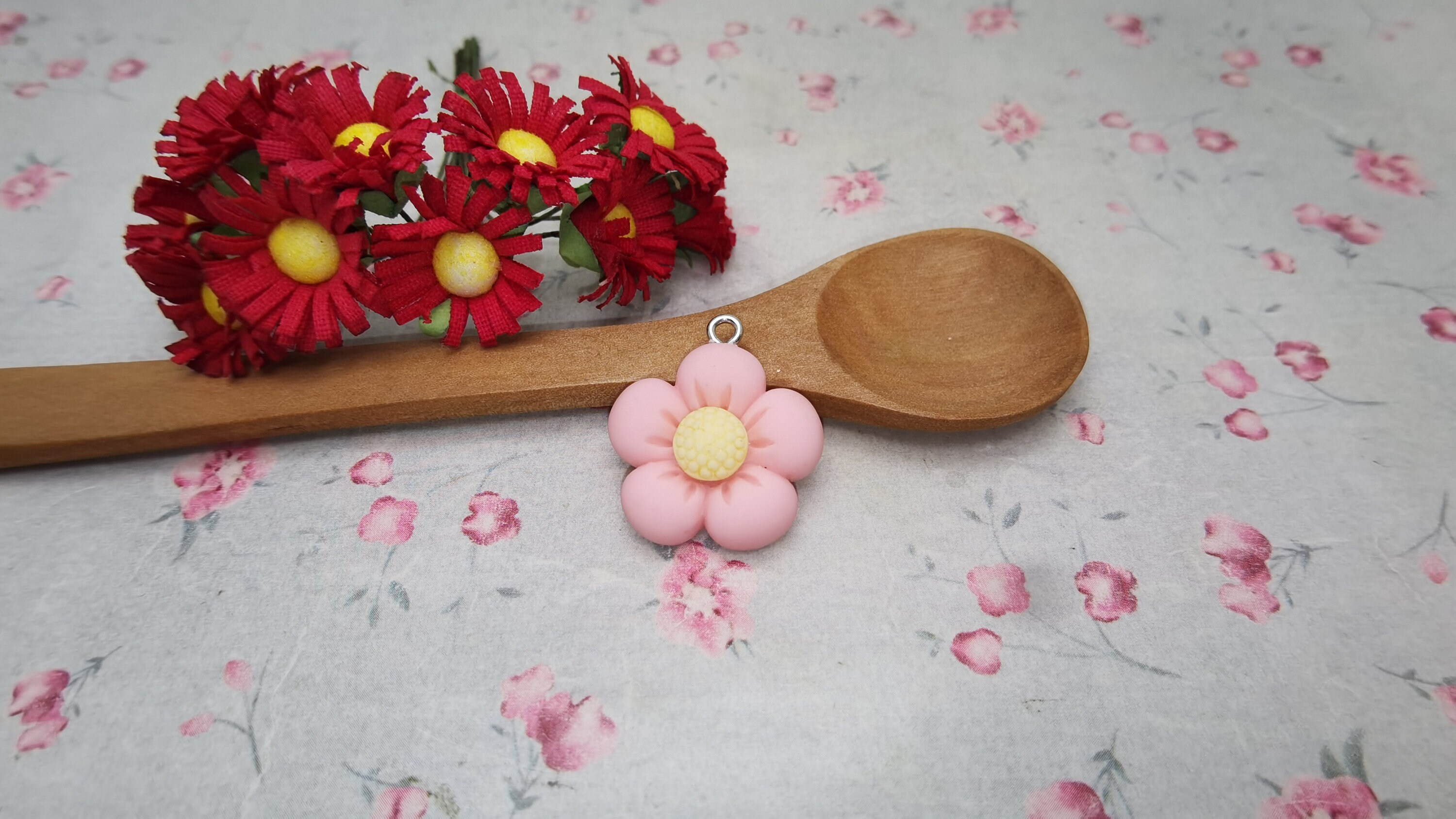 6/20 Pieces Plastic Flower Floral Blossom Pendant Charm , Resin