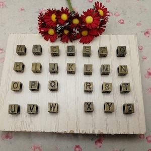 26/100 piezas 7 MM de ancho Metal cuadrado cubo alfabeto letra cuenta encanto, color bronce antiguo hecho a mano joyería haciendo DIY encontrar colgante ZM0655